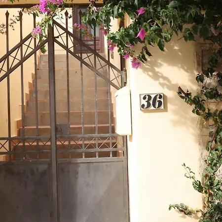 Efi Cozy Loft With Courtyard In Daire Ermoupoli