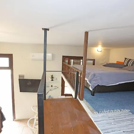 Efi Cozy Loft With Courtyard In Daire Ermoupoli