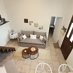 아파트 Efi Cozy Loft With Courtyard In 에르무폴리