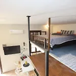 아파트 Efi Cozy Loft With Courtyard In