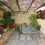 Efi Cozy Loft With Courtyard In 에르무폴리
