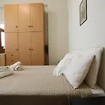 아파트 Efi Cozy Loft With Courtyard In 에르무폴리