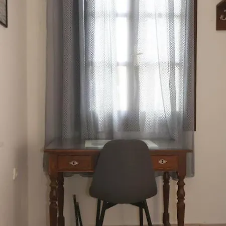 Efi Cozy Loft With Courtyard In Apartament Ermupoli