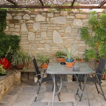 Efi Cozy Loft With Courtyard In Ermupoli