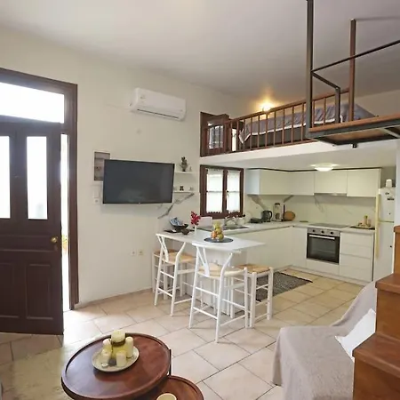 Efi Cozy Loft With Courtyard In Apartament Ermupoli
