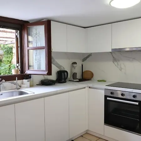 Efi Cozy Loft With Courtyard In Ermupoli
