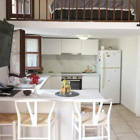 Efi Cozy Loft With Courtyard In Apartament Ermupoli