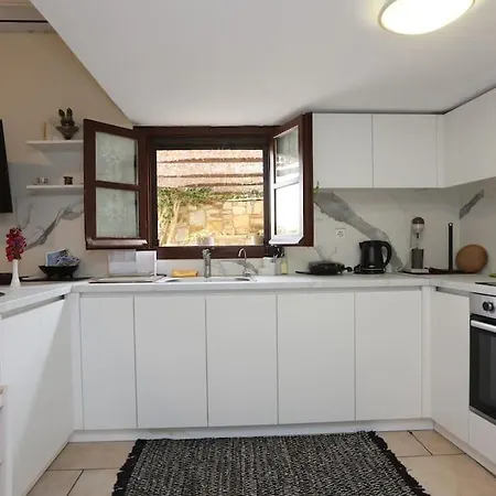 Efi Cozy Loft With Courtyard In * Ermupoli