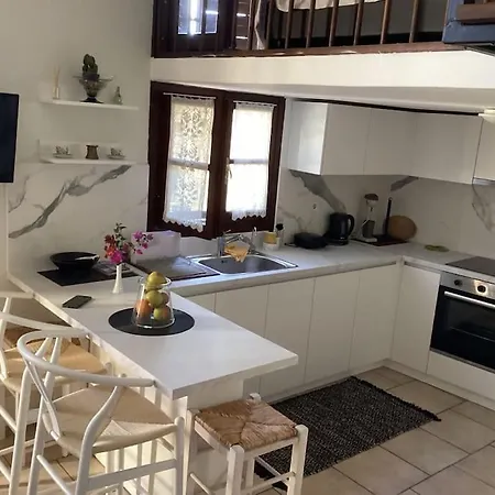 דירה Efi Cozy Loft With Courtyard In ארמופוליס