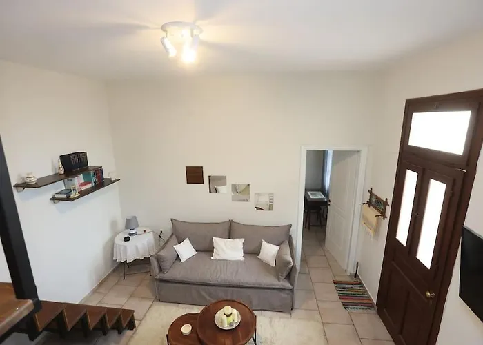 דירה Efi Cozy Loft With Courtyard In