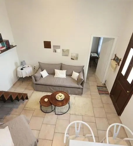 דירה Efi Cozy Loft With Courtyard In ארמופוליס