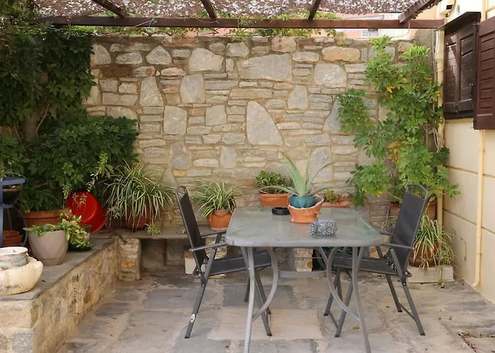 Efi Cozy Loft With Courtyard In ארמופוליס