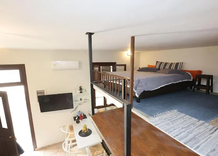 דירה Efi Cozy Loft With Courtyard In