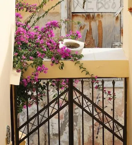 Efi Cozy Loft With Courtyard In דירה ארמופוליס