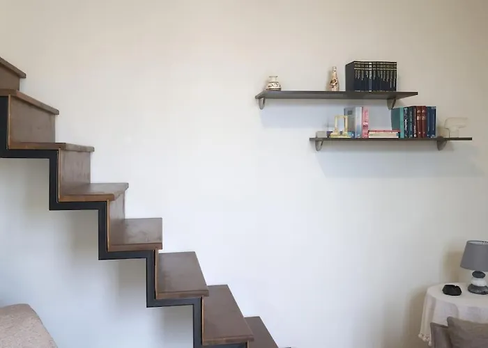 דירה Efi Cozy Loft With Courtyard In