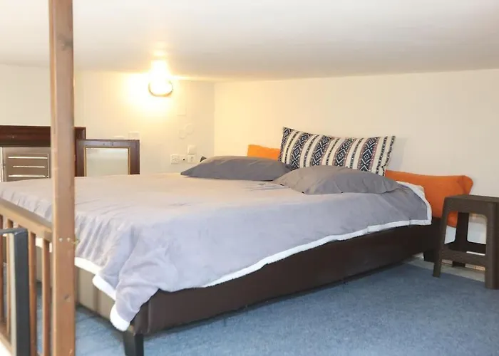 Efi Cozy Loft With Courtyard In דירה