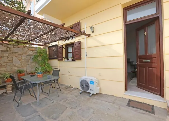 דירה Efi Cozy Loft With Courtyard In *