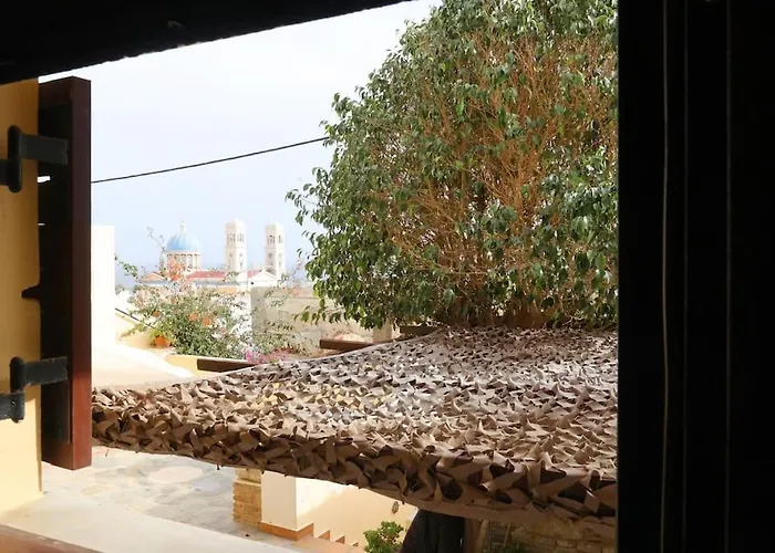 דירה Efi Cozy Loft With Courtyard In