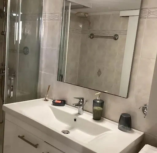 Efi Cozy Loft With Courtyard In דירה *