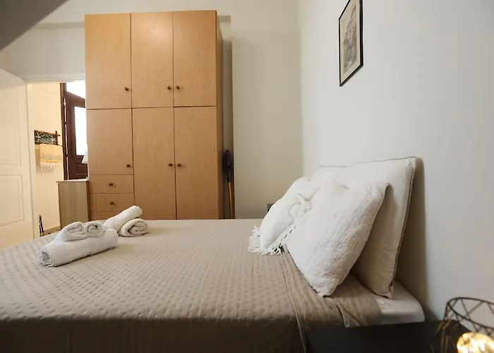 דירה Efi Cozy Loft With Courtyard In ארמופוליס