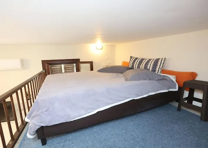 Efi Cozy Loft With Courtyard In דירה *