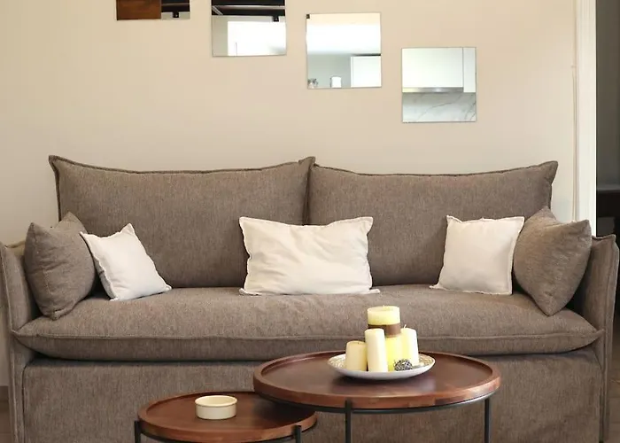 דירה Efi Cozy Loft With Courtyard In