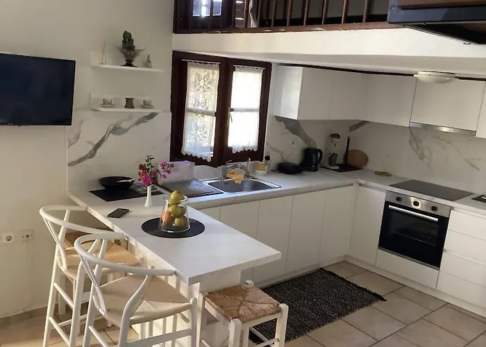 דירה Efi Cozy Loft With Courtyard In ארמופוליס